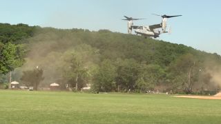 Bell Boeing V-22 Osprey spôsobil v parku zmätok, zranil 10 ľudí