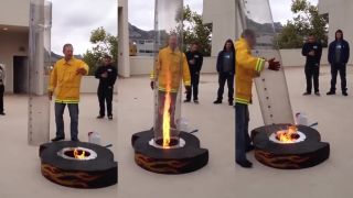 Požiarnik demonštruje komínový efekt