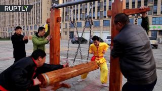 Majstri kung-fu sa pravidelne sa nechajú nakopať do gulí