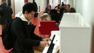 Šikovný chalan-pianista Thomas Krüger hrá na verejnosti