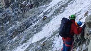 Horolezcov zastihla počas výstupu na Mont Blanc skalná lavína