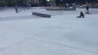 Dieťa vysmialo skateboardistov