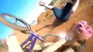 Brutální srážka cyklisty s dítětem, až mu triko sundal