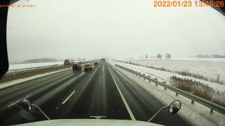 Vodič snežného pluhu poškodil viac ako 40 vozidiel (USA)