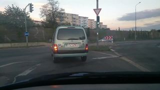 Ked cavovi blika smerovka zaroven s vnutornym svetlom :D