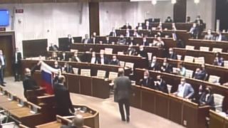 Minister obrany Jaroslav Naď bol vypískaný kotlebovcami