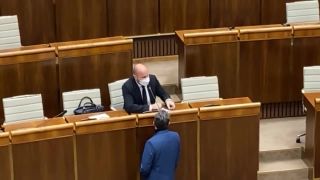 Marián Kotleba pácha výtržnosti. Obťažuje ministra obrany