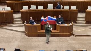 Marián Kotleba hajluje v parlamente
