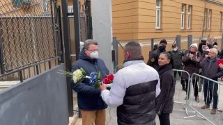 Sklamaní občania s kyticou na Ruskej ambasáde v BA (12/feb/2022)