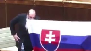 Poslanec Medvecký si utieral nos do Slovenskej vlajky