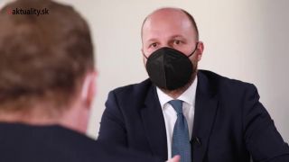 Antiamerickí vlastenci pošliapali slovenskú vlajku na zemi