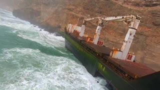 Vrak lode, ktorá uviazla na pobreží v Ománe kvôli cyklónu Mekunu