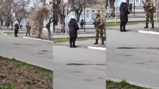 Ukrajinka konfrontovala ruského vojaka (24.2.2022)