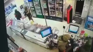 Ukrajinski vojaci na nákupoch (Ukrajina)