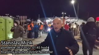 Polícia púšťa migrantov z Ázie a Afriky