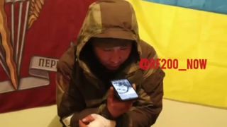 Zajatý ruský vojak telefonuje mame