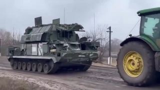 Ukrajinskí farmári odťahujú ruský raketomet