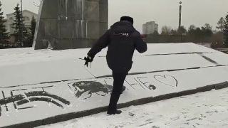 Ruský policajt vidí problém v nápise: "Nie vojne"