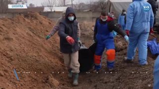 Po vojnových zločinoch v Mariupole vykopali masové hroby