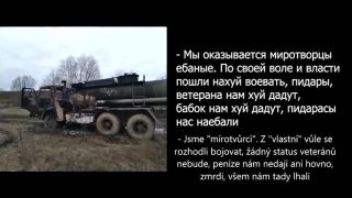 Ruský vojak telefonuje z Ukrajiny domov