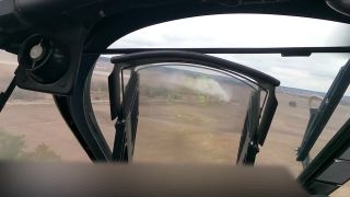 Pohľad z kokpitu ruského KA-52 počas útoku na letisko Hostomeľ