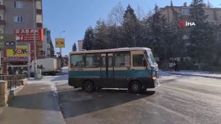 Minibus dostal šmyk na zľadovatenej ceste