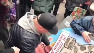 Ruskí občania sú nahnevaní, že babka protestuje proti vojne