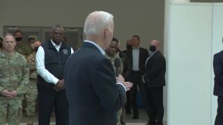 Prezident Biden sa stretol s americkými vojakmi v Poľsku