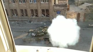 Ruský tank T-72B vs. NLAW z tesnej blízkosti (Mariupoľ)