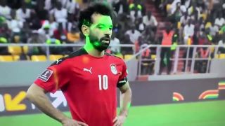 Futbalista oslepovaný lasermi počas kopu penalty