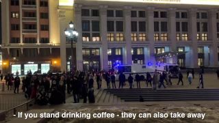 Zatýkanie ľudí na protestoch v Moskve