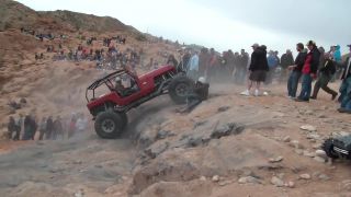 Ožratú ženu s fotoaparátom takmer prešiel s offroadom