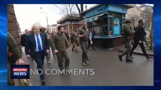 Boris Johnson sa v Kyjeve rozpráva s miestnymi obyvateľmi