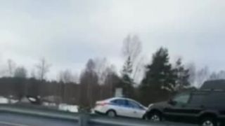 RF prenáša ťažké zbrane a raketové systémy na hranice s Fínskom.