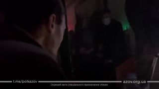 Rusové na Azovstal stále hází bomby
