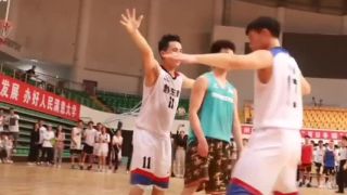 Nebezpečného basketbalového útočníka strážili až dvaja hráči (Čína)