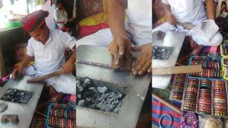 Ind vyrába na ulici rôznofarebné náramky