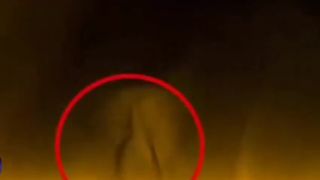 Obří UFO vysává energii ze Slunce.