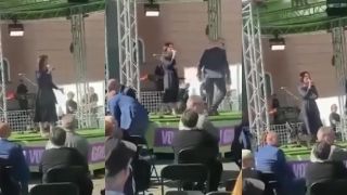 Nenávistnú zelenú slepicu Nemci obhádzali vajíčkami