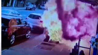 Muž prežil výbuch podzemného transformátoru v newyorskom Queense