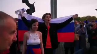 Mladíkovi s ruskou vlajkou v Rige hrozí až 5 rokov