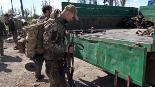 Azov odovzdáva zbrane