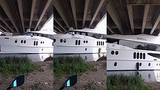 58-metrová superjachta Idol pláva popod most (Opla!)