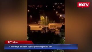 V Nitre sa pri nakládke prevrátilo vojenské obrnené vozidlo