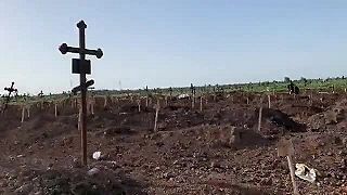 Jeden z masovch hrobov v Mariupole