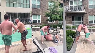 Zábavná bitka dvoch starších chlapov pri bazéne