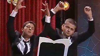 Volodymyr Zelenskyj hrá päť minút na klavíri s vtákom