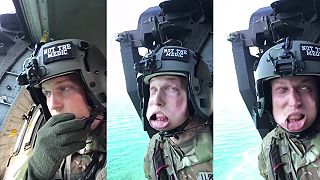 Vojak sa už nudil a tak vystrčil hlavu z helikoptéry pri 200 km/h