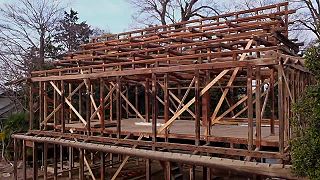 Demontáž 100-ročnej japonskej drevenice, ktorá bola postavená bez klincov