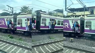 Preplnené indické vlaky si občas vyžiadajú aj obete, snáď to tento prežil